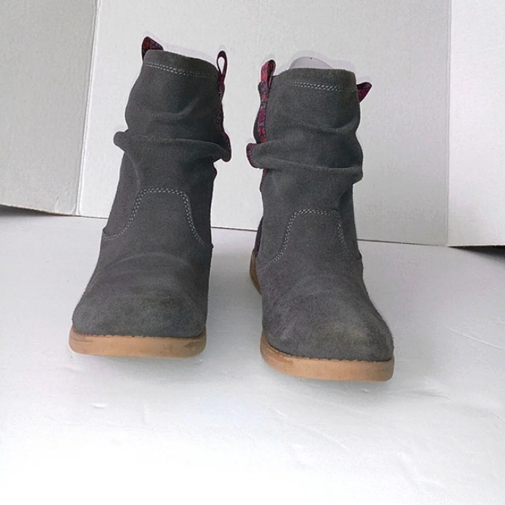 TOMS slouchy gray pull on Aztec detailed ankle boots size 4